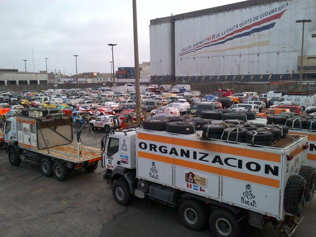 Buena parte del transporte de la organización del Dakar la realizan camiones Renault Kerax.